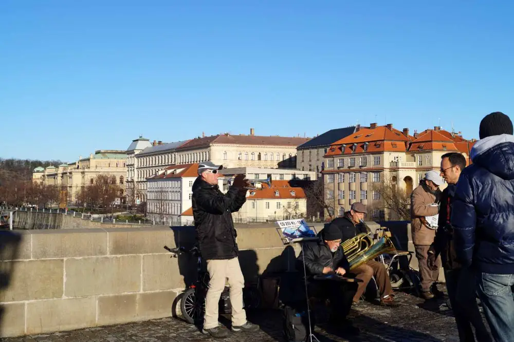 Prag Tipps: den Musikern auf der Karlsbrücke lauschen Künster auf der Karlsbrücke