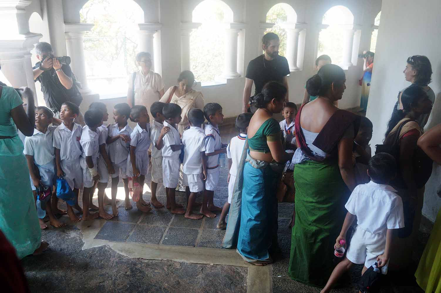 Schulklasse bei der Besichtigung der Sri Lanka Sehenswürdigkeiten