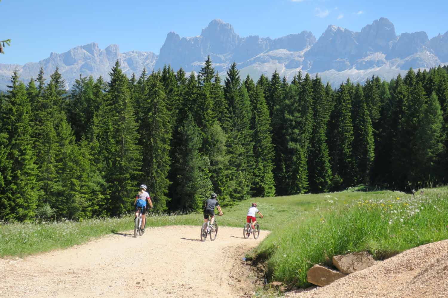 Südtirol mit Teenager: Mountainbiken zum Karersee