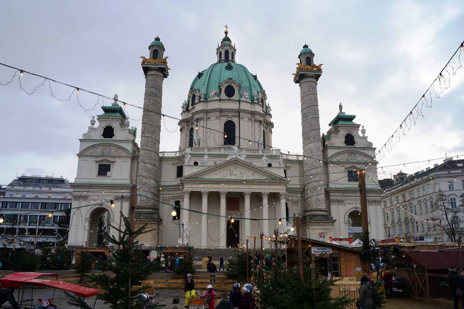 Weihnachtsmarkt am Karlsplatz in Wien
