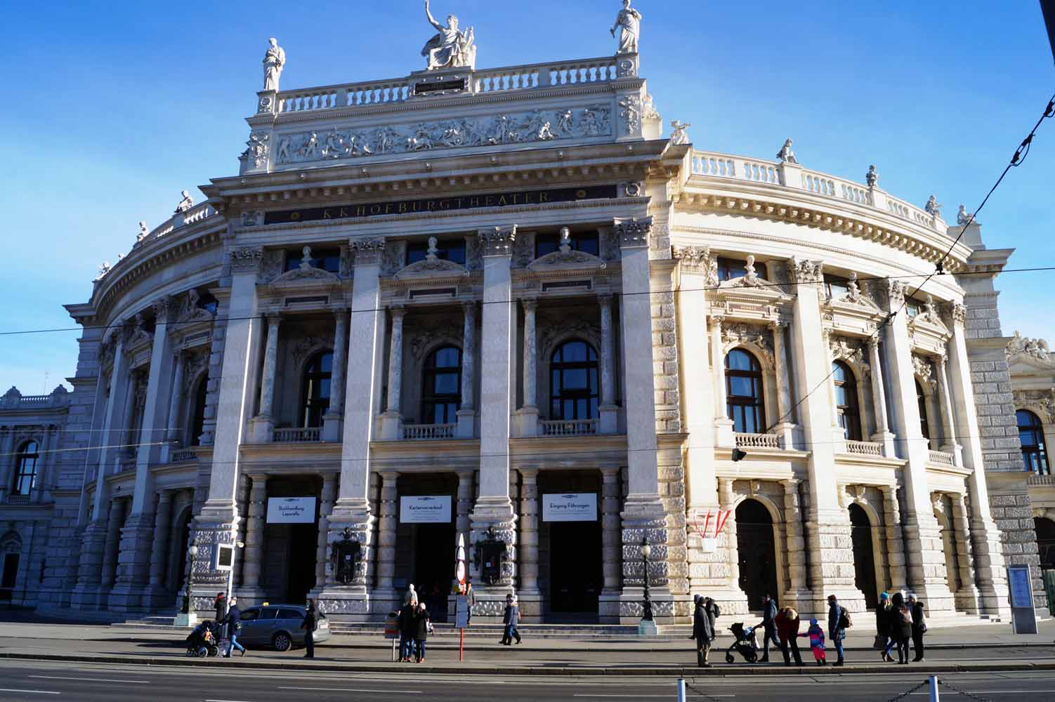 Opernhaus in Wien zur Weihnachtszeit