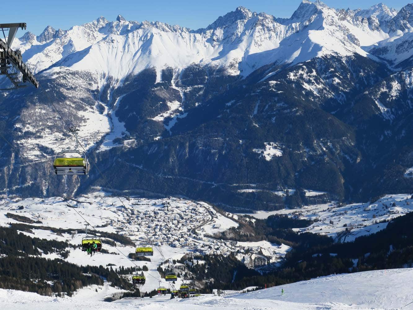 Wilde Fahrt mit Teenager in Tirols Skigebiet Serfaus-Fiss-Ladis