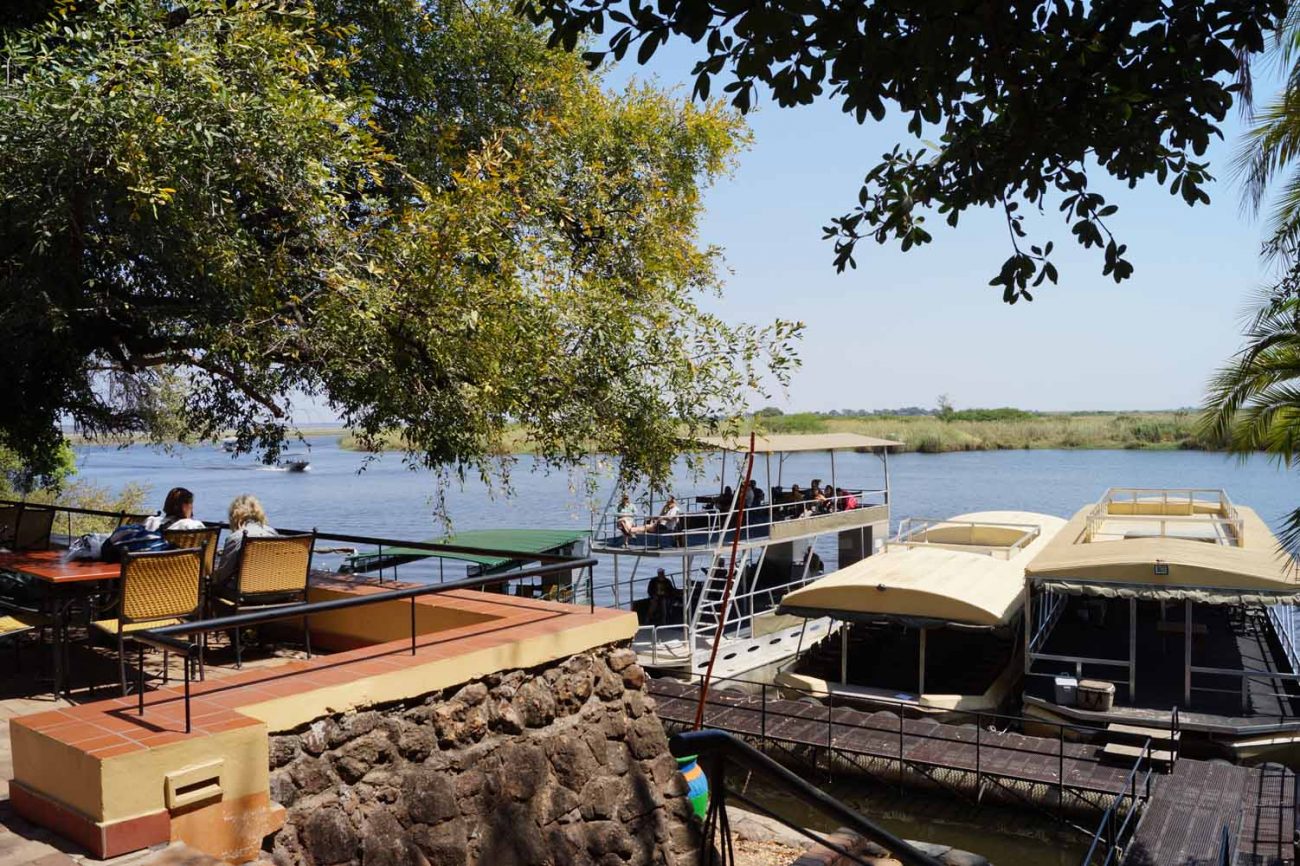 Boote der Chobe Safari Lodge