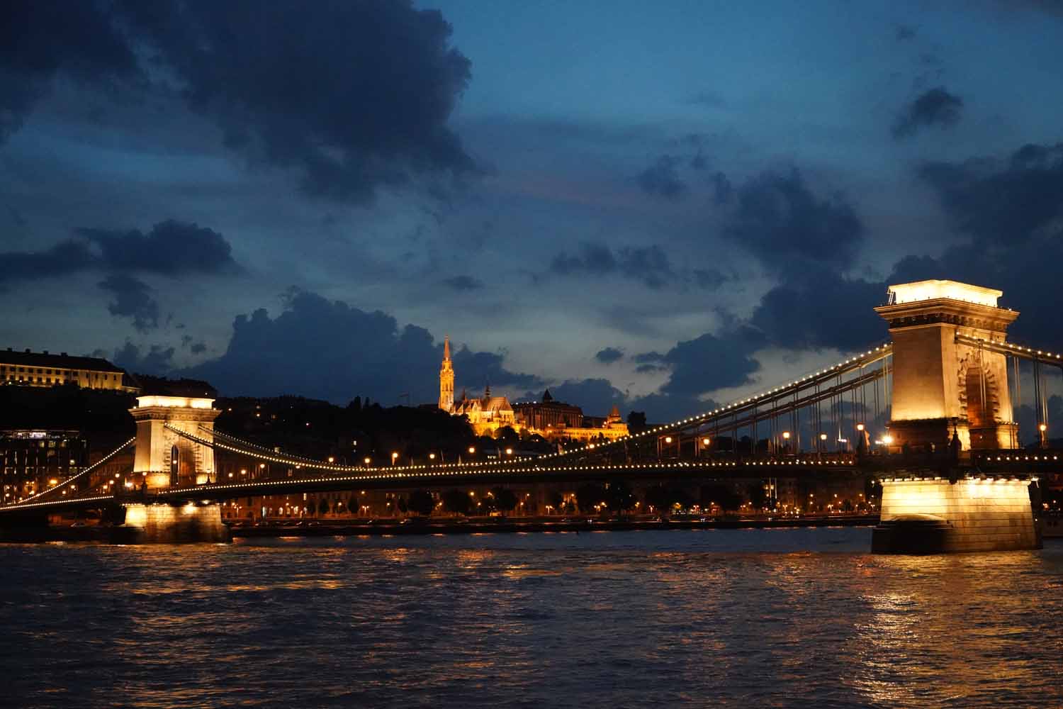 Die Kettenbrücke, eine der schönen Budapest Sehenswürdigkeiten