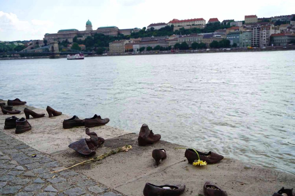 Gusseiserne Schuhe an der Donau