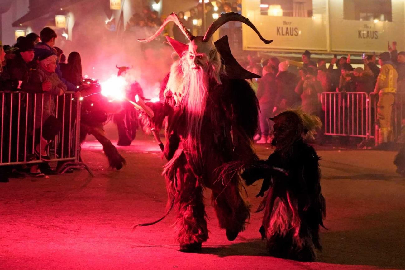 Traditioneller Tuifellauf in Neustift im Stubaital mit schaurigen Masken