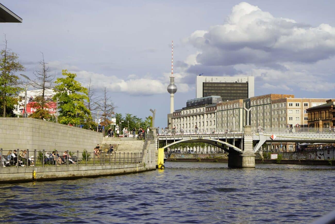 Blick auf den Berliner Fernsehturm vom Wasser aus