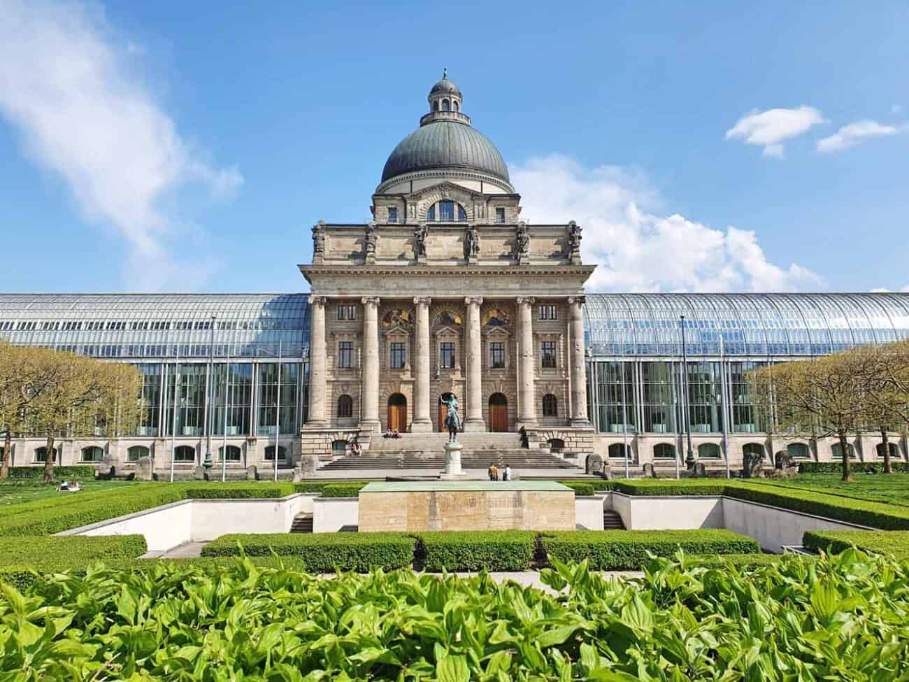 Das Gebäude der Bayerische Staatskanzlei in München ist sehenswert