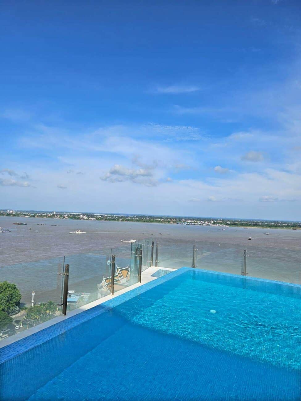 Pool mit Ausblick auf Mekong in Phnom Penh