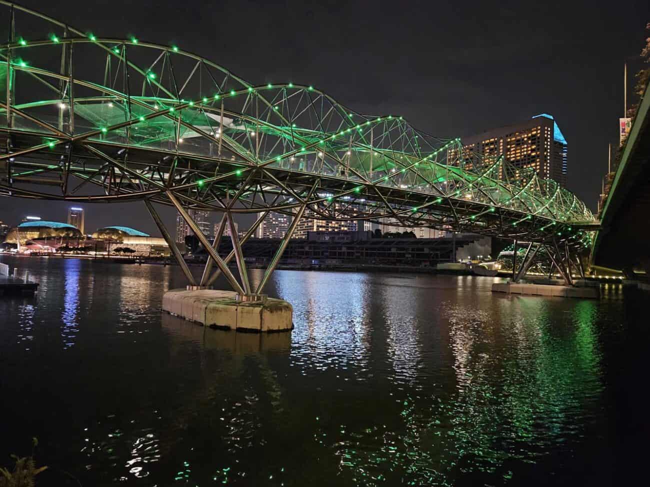 Helix Bridge eine Singapur Sehenswürdigkeit an der Marina