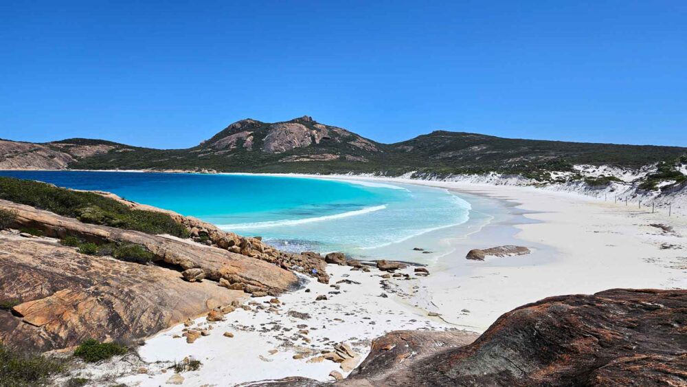 Esperance Australien – Blick auf weißen Strand, türkisfarbenes Meer und Granitfelsen im Cape Le Grand Nationalpark