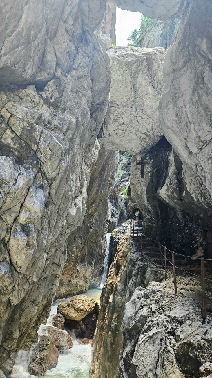 Tunnelöffnung in der Höllentalklamm mit Blick auf das Licht am Ende