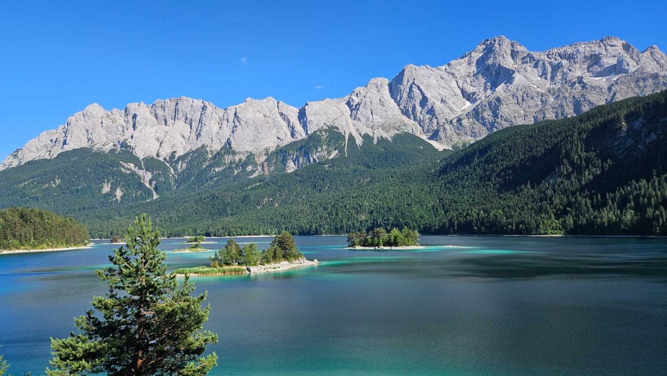 Der Eibsee mit Blick auf das Wettersteingebirge bei Sonnenschein