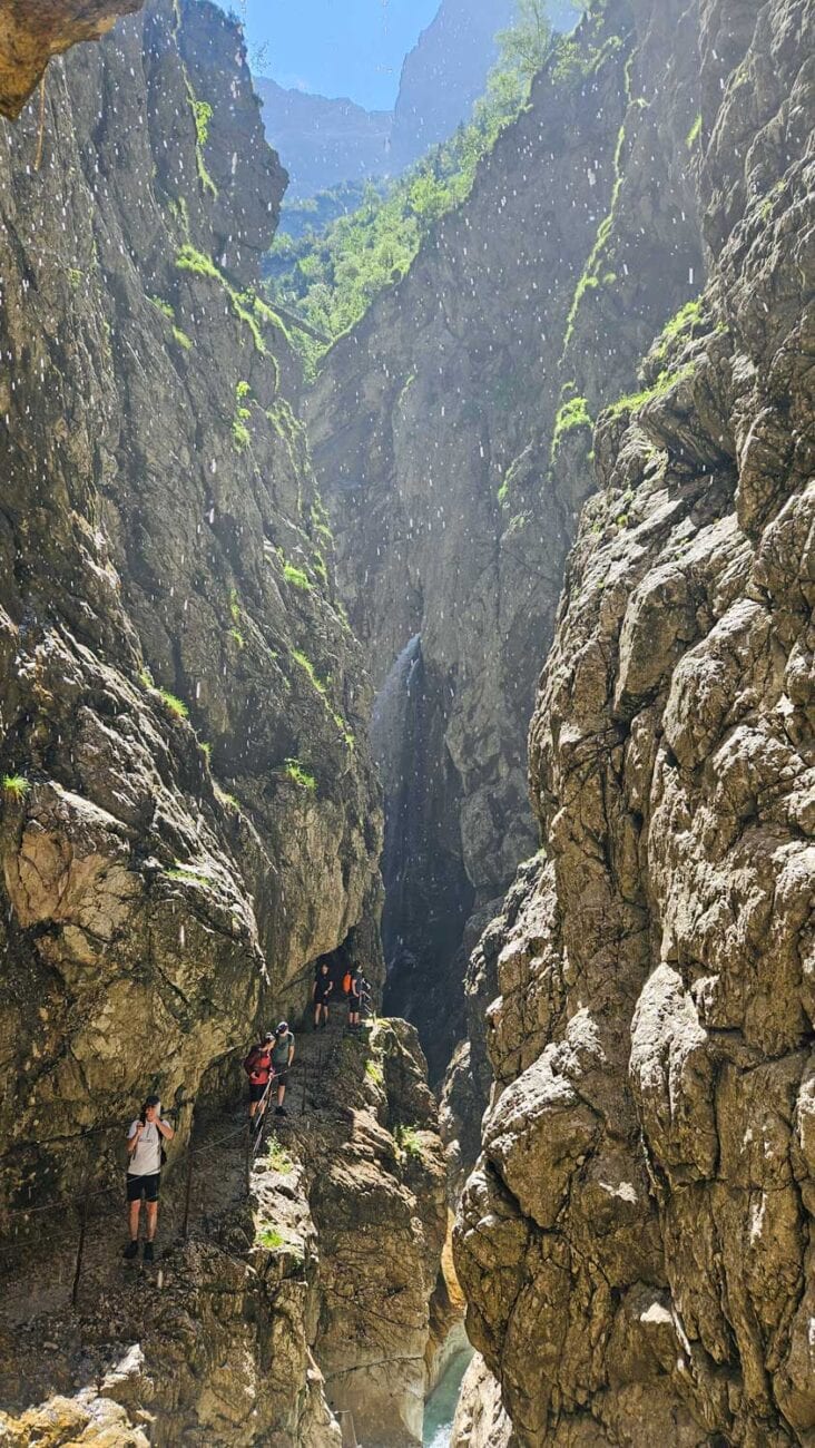 Blick entlang der engen Höllentalklamm mit Felsdurchbrüchen und Sonnenlicht