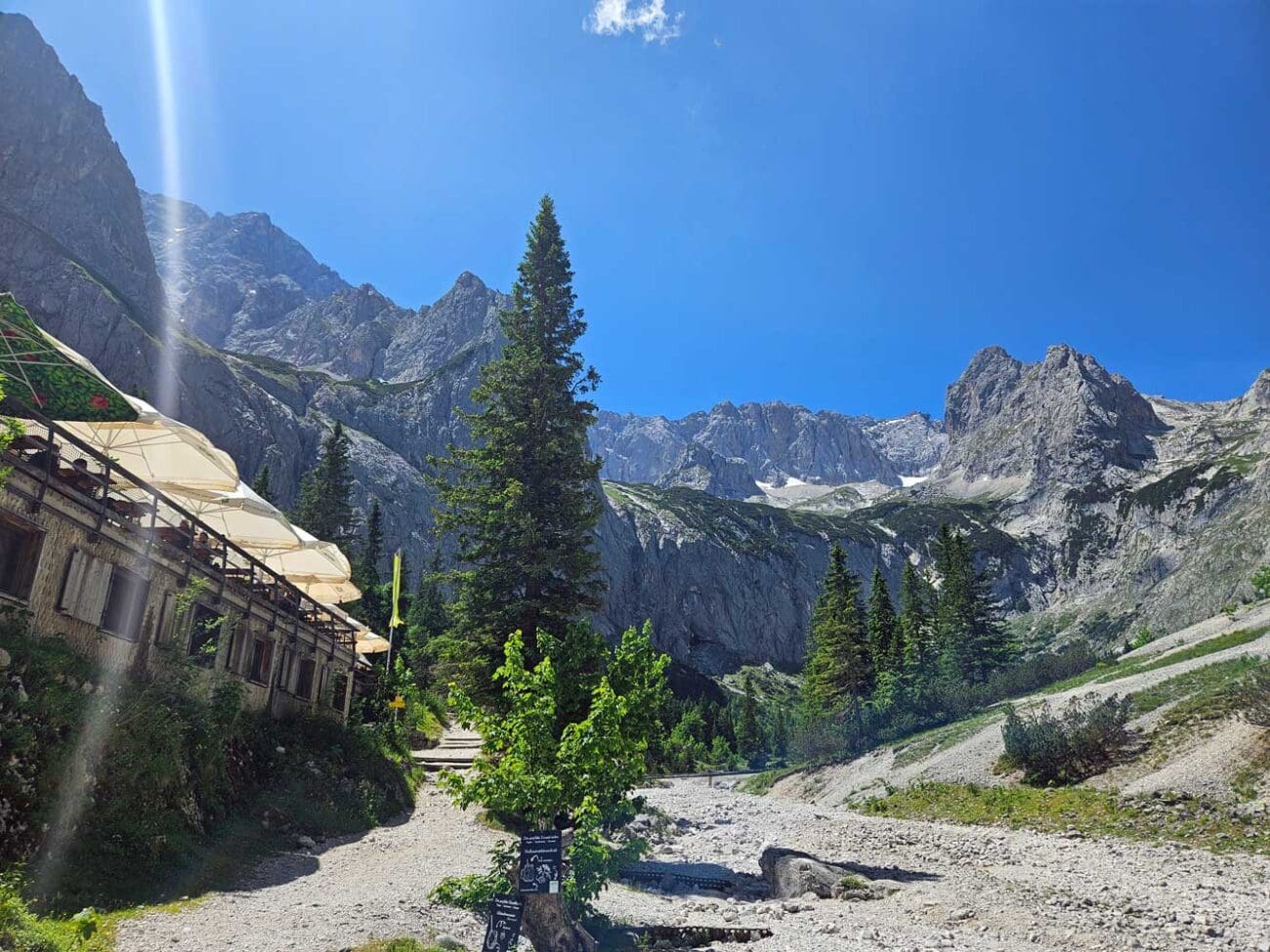 Höllentalangerhütte eingebettet in das felsige Hochtal