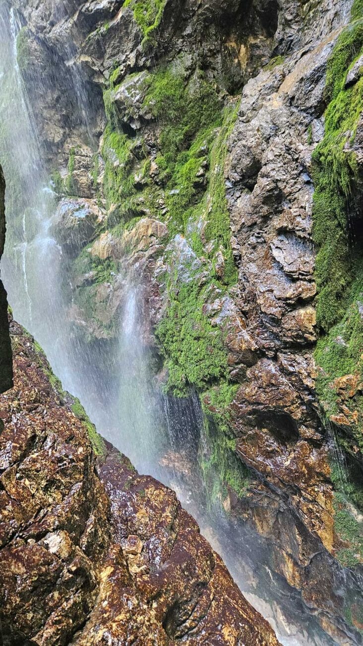 Wasserfall stürzt in der Höllentalklamm über moosbewachsene Felsen