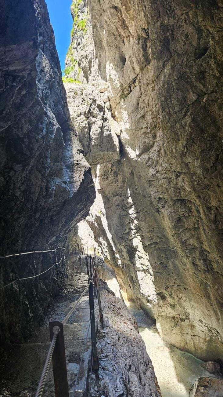 Hölzerner Steg im Inneren der Höllentalklamm, umgeben von hohen Wänden