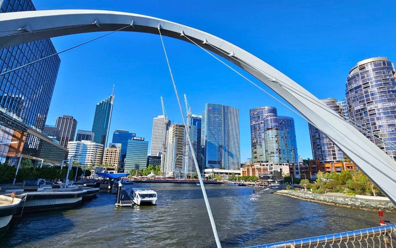 Skyline von Perth am Swan River bei Tageslicht, Blick auf moderne Hochhäuser und Waterfront