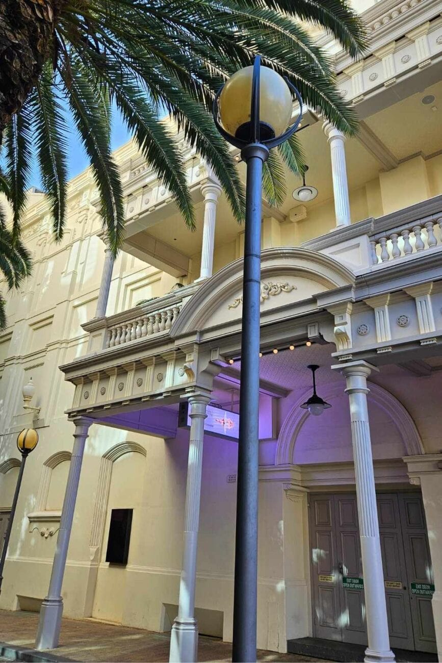 Historische Häuserfassade in Perths Zentrum mit typischer Kolonialarchitektur und Balkonverzierungen