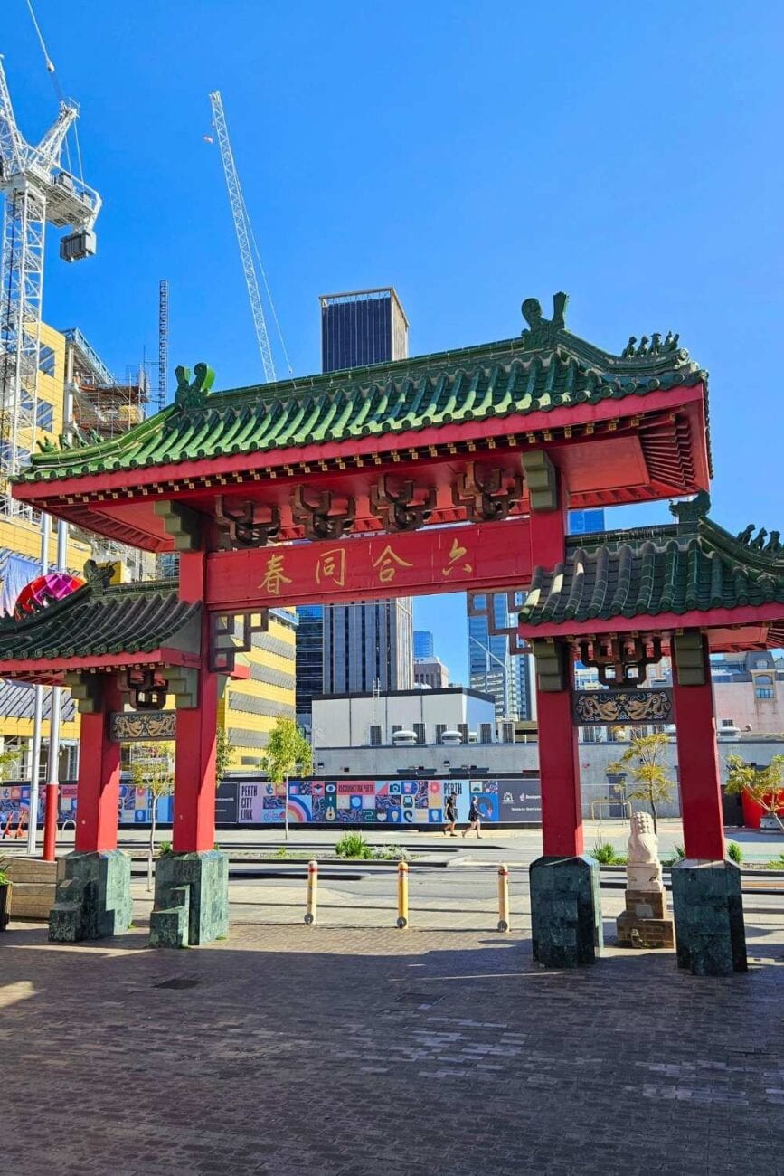 Eingangsbereich von Perths Chinatown mit roten Laternen und asiatischer Straßendekoration