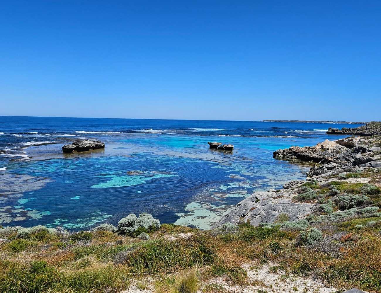 Abgelegene Bucht auf Rottnest Island mit glasklarem Wasser, Felsen und ruhiger Atmosphäre