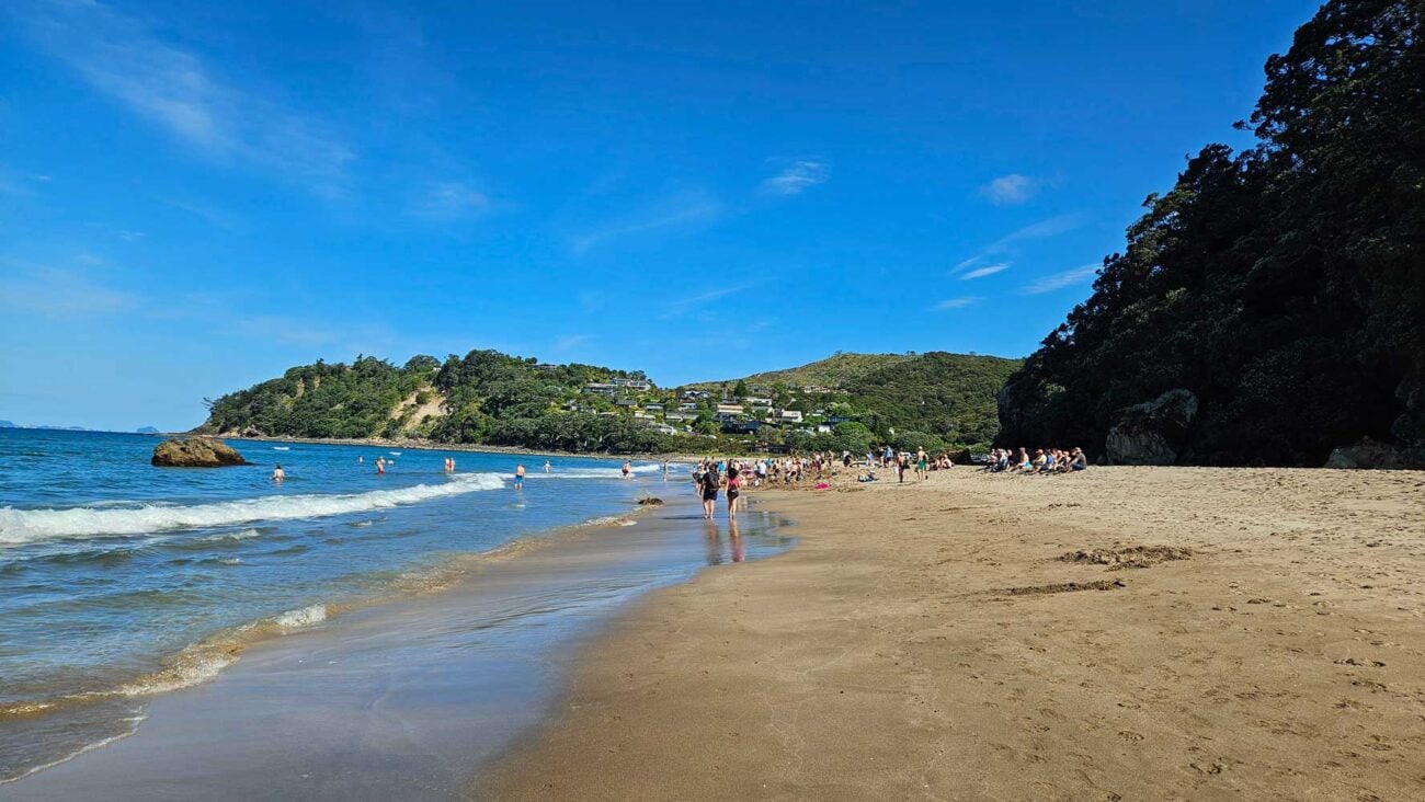 Besucher graben Pools im Sand am Hot Water Beach, Coromandel-Halbinsel, Neuseeland