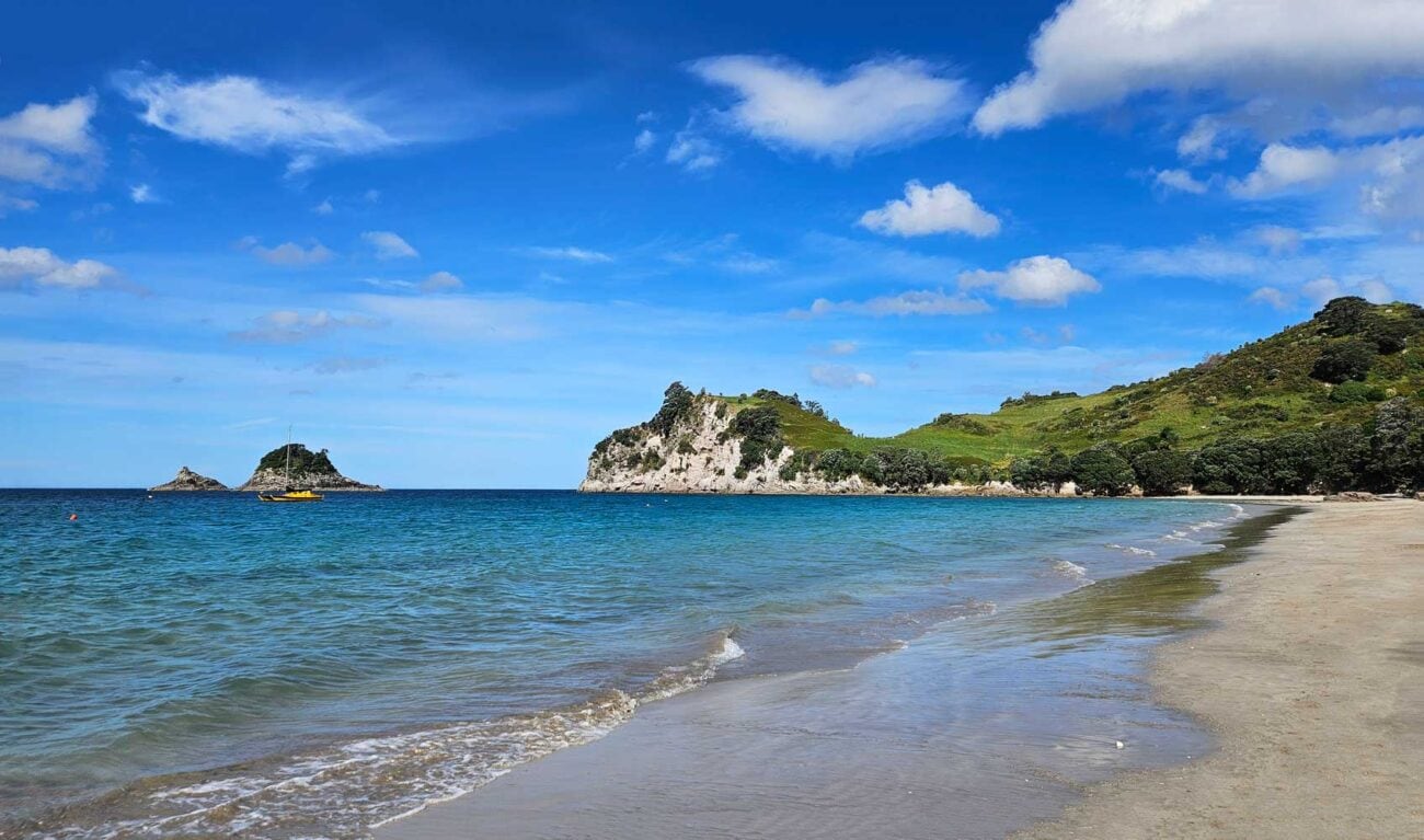 Strand und Felsen bei Hahei in der Abendsonne, Neuseeland