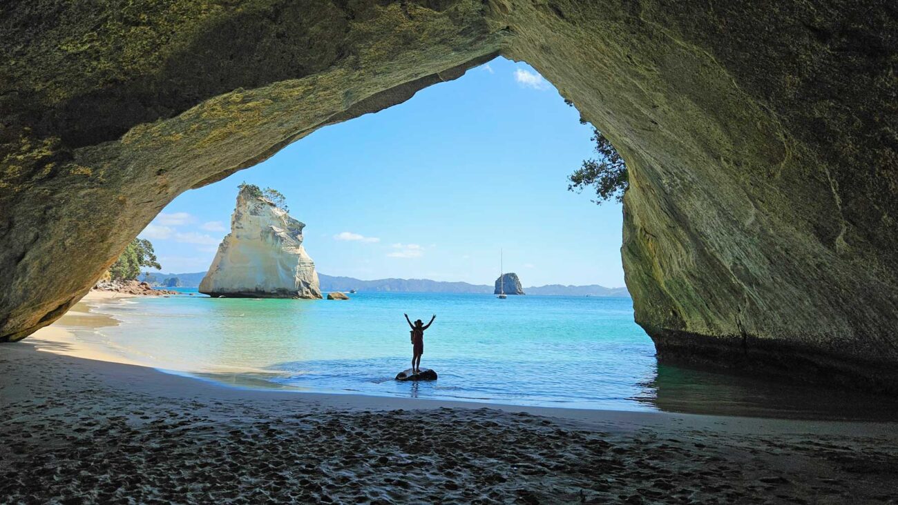 Blick durch das Felsentor der Cathedral Cove bei Hahei, Neuseeland