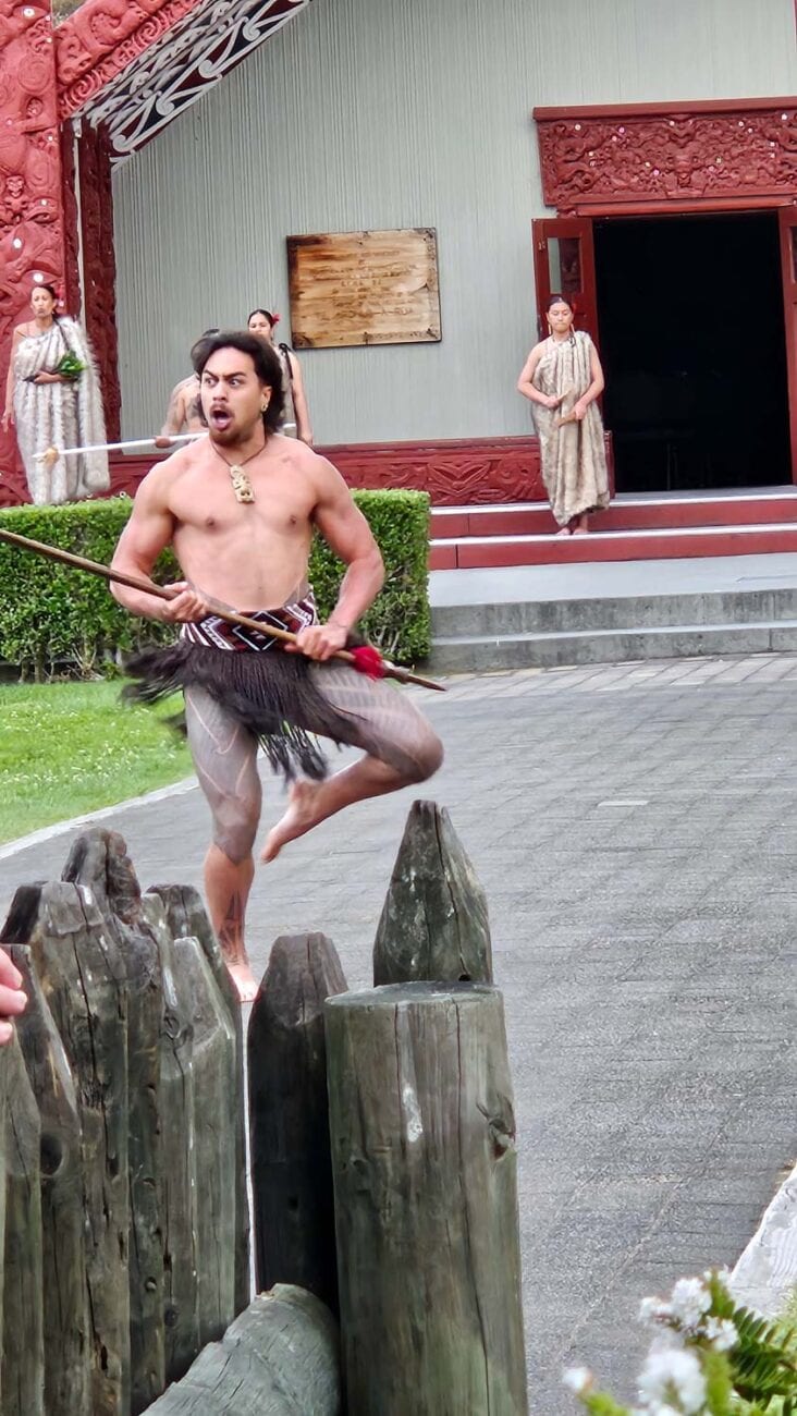 Māori-Performance im Versammlungshaus von Te Puia.