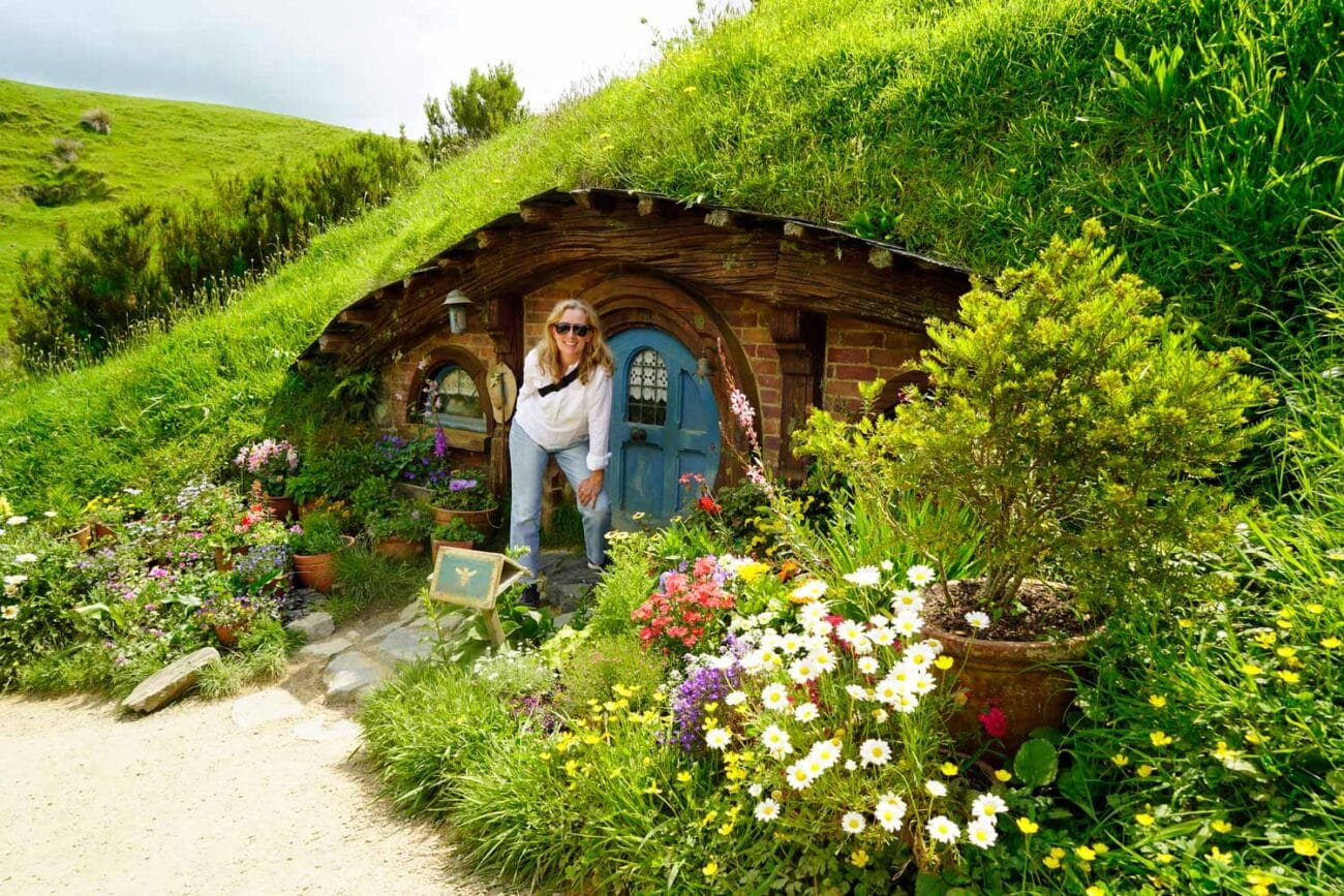 Reisebloggerin Sabine vor einem Hobbit-Haus im Movie Set in Matamata, Neuseeland.