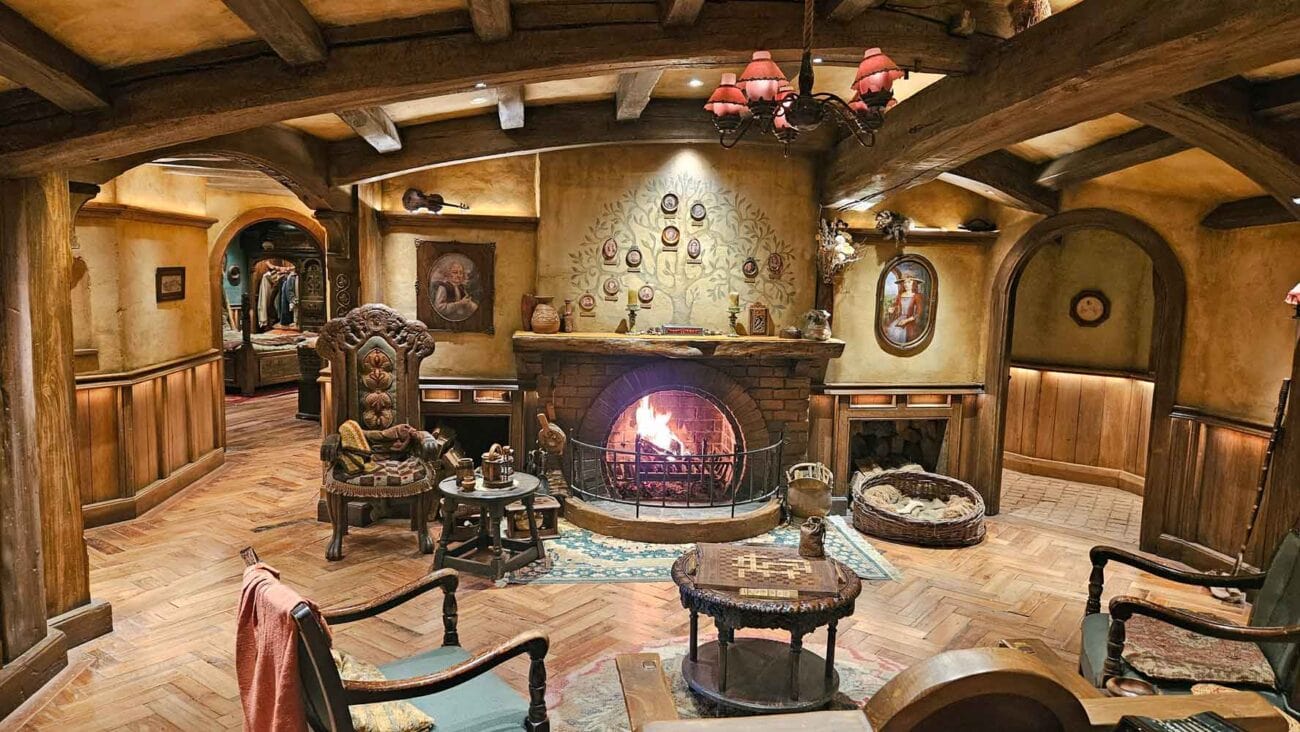 Innenansicht eines begehbaren Hobbit-Hauses in Hobbiton mit detailverliebter Einrichtung, Werkzeugen und Möbeln.