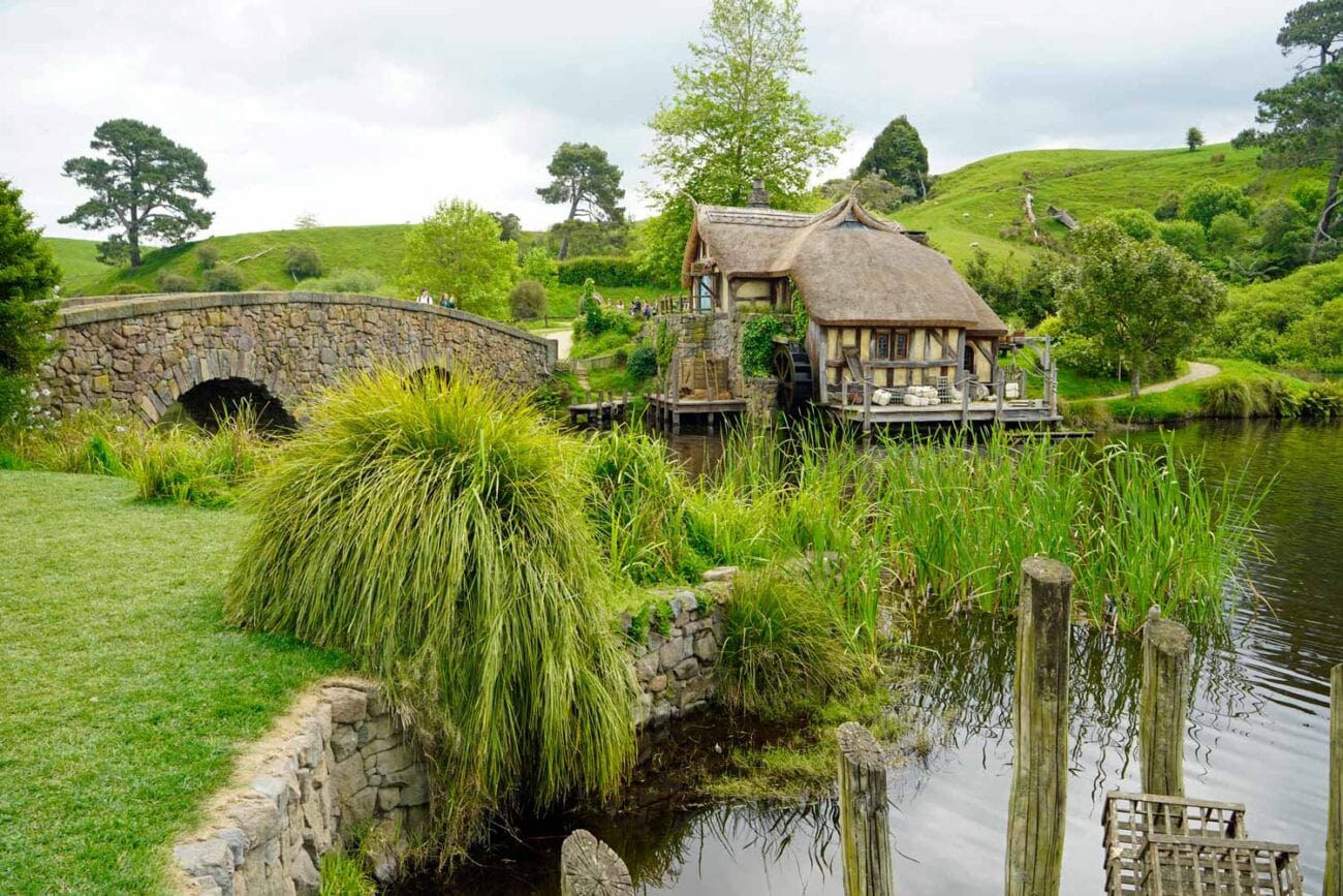 Die alte Mühle mit Brücke und Teich vor dem Green Dragon Inn im Hobbiton Movie Set in Matamata.