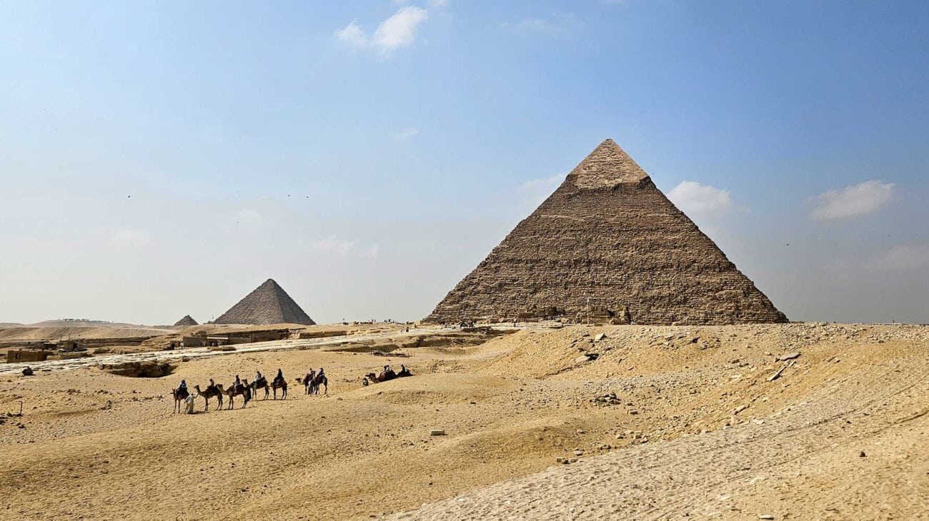 Cheops-Pyramide in Gizeh aus der Nähe, mit klarer Sicht auf die riesigen Kalksteinblöcke.