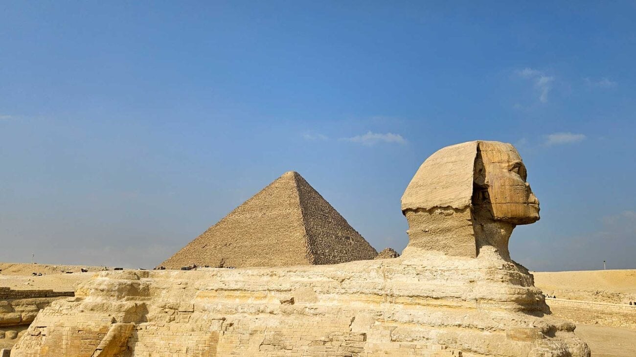 Große Sphinx von Gizeh mit Blick auf die Pyramiden im Hintergrund.