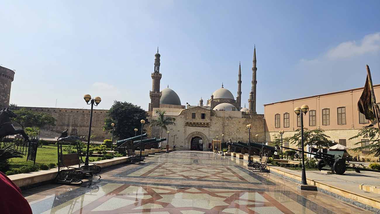 Außenansicht der Zitadelle von Saladin in Kairo mit Festungsmauern und Innenhöfen.