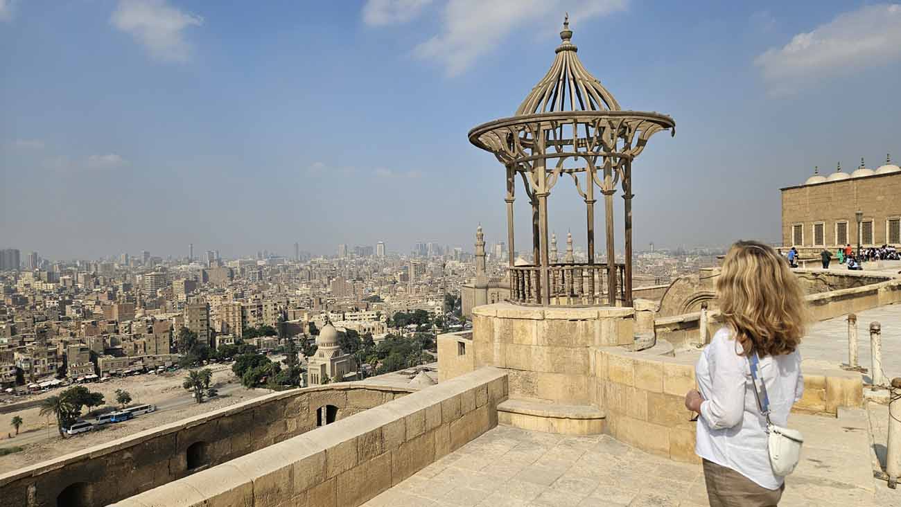 Panoramablick über Kairo von der Alabastermoschee aus, mit Stadtlandschaft und leichtem Dunst in der Ferne.