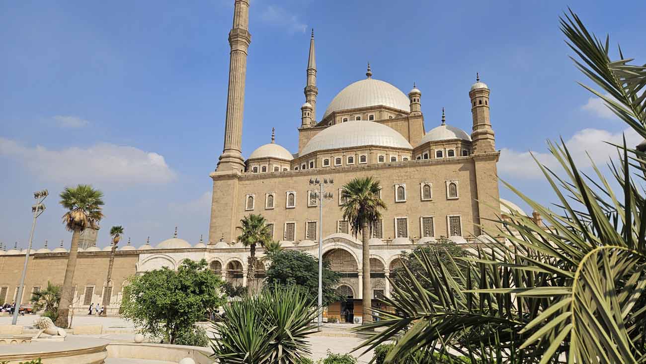 Alabastermoschee in Kairo mit ihrer hellen Fassade und großen Kuppeln.