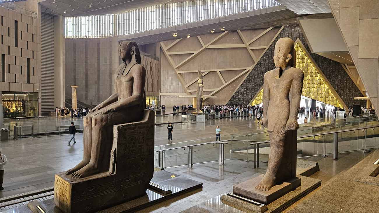 Innenraum des Grand Egyptian Museum mit großen Ausstellungsräumen und historischen Artefakten.