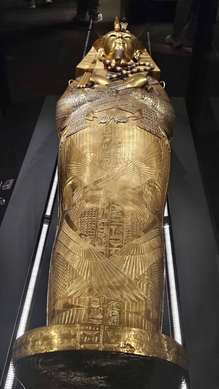 Steinerner Sarkophag von Tutanchamun im Grand Egyptian Museum, mit gut sichtbaren Reliefs und massiver Bauform.