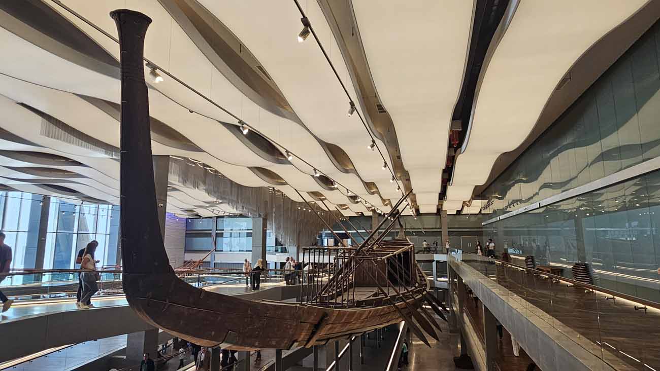 Originale Sonnenbarke der Cheops-Pyramide ausgestellt im Nebengebäude des Grand Egyptian Museum.