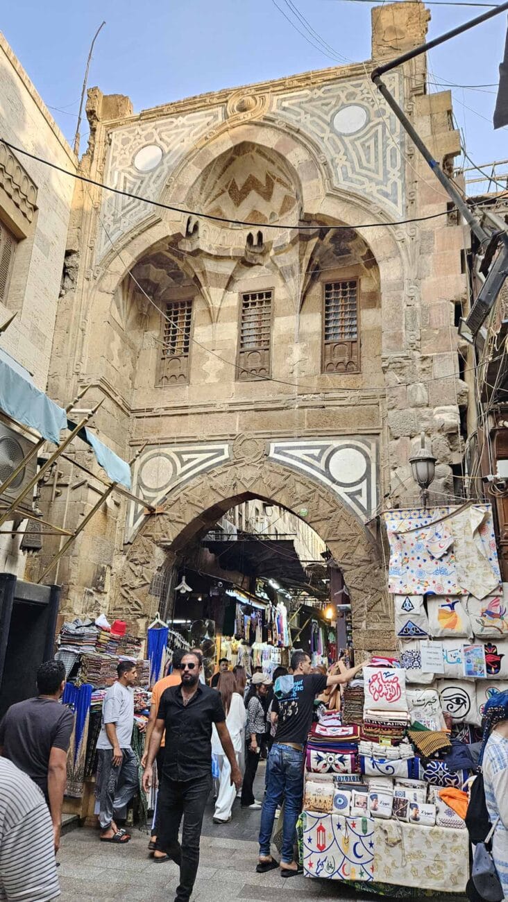 Gassen des Khan el-Khalili Basars mit Shops und wenigen Besuchern.
