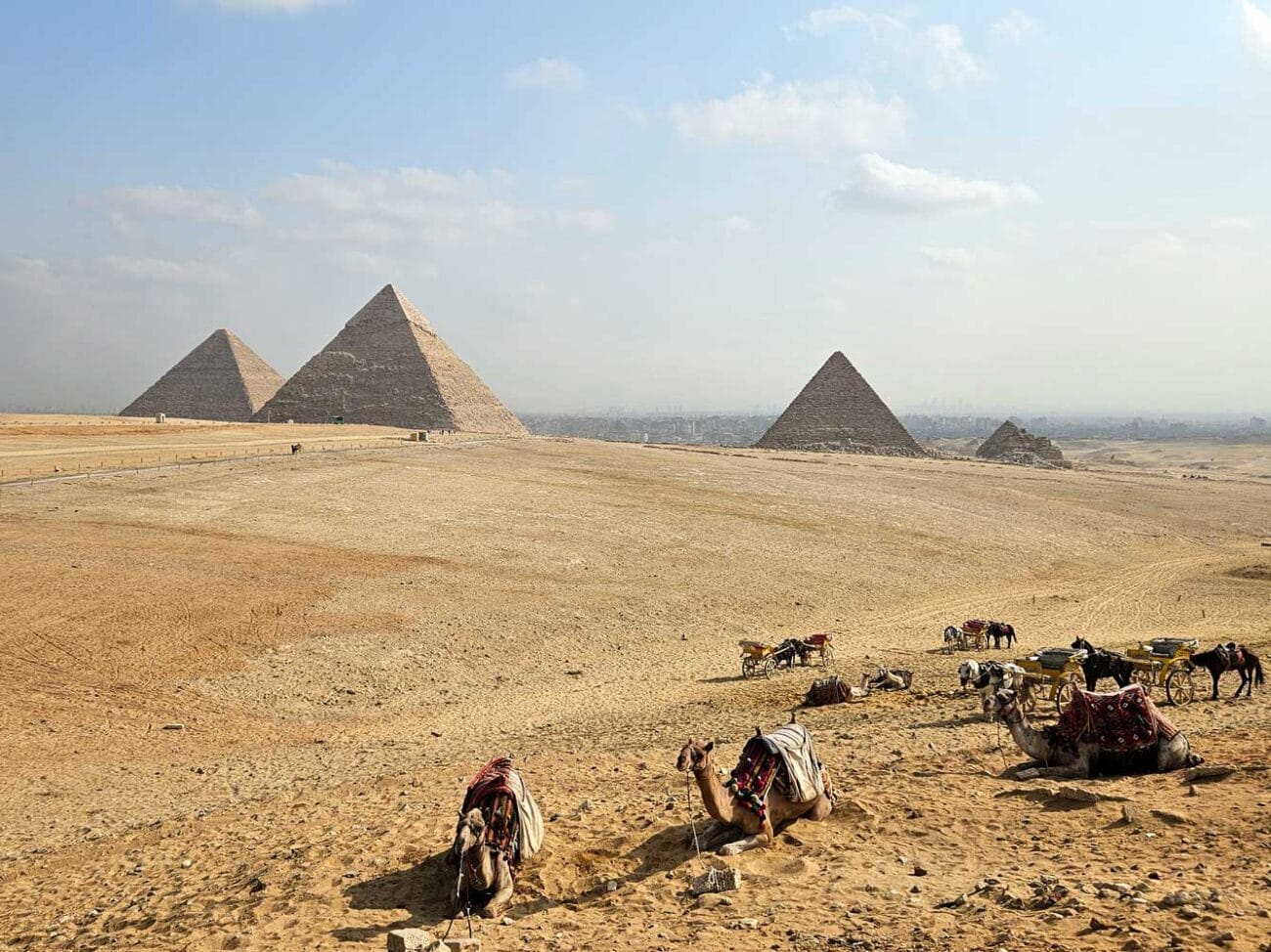 Blick auf die Pyramiden von Gizeh am Morgen mit weichem Licht und wenigen Besuchern.