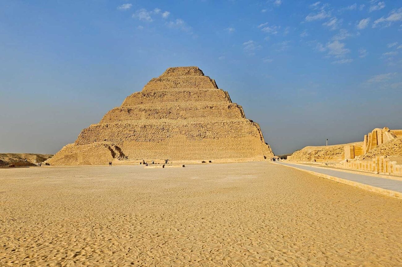 Stufenpyramide des Djoser in Sakkara mit klarer Sicht und wenigen Besuchern.