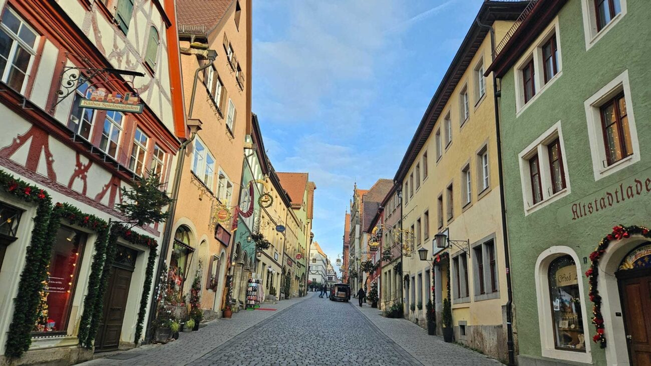 Leere Altstadtgasse in Rothenburg ob der Tauber mit Fachwerkhäusern im Morgenlicht