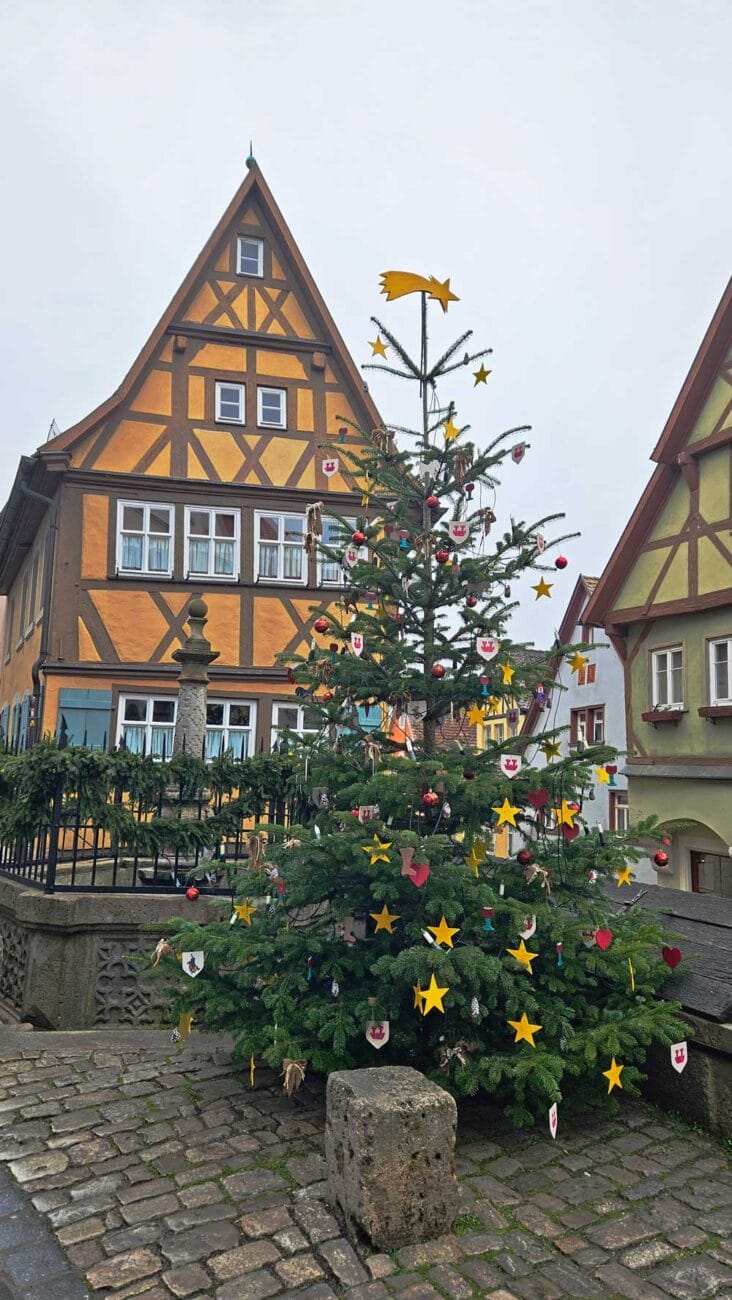 Rothenburg ob der Tauber im Advent – Detailaufnahme am Plönlein mit Weihnachtsbaum