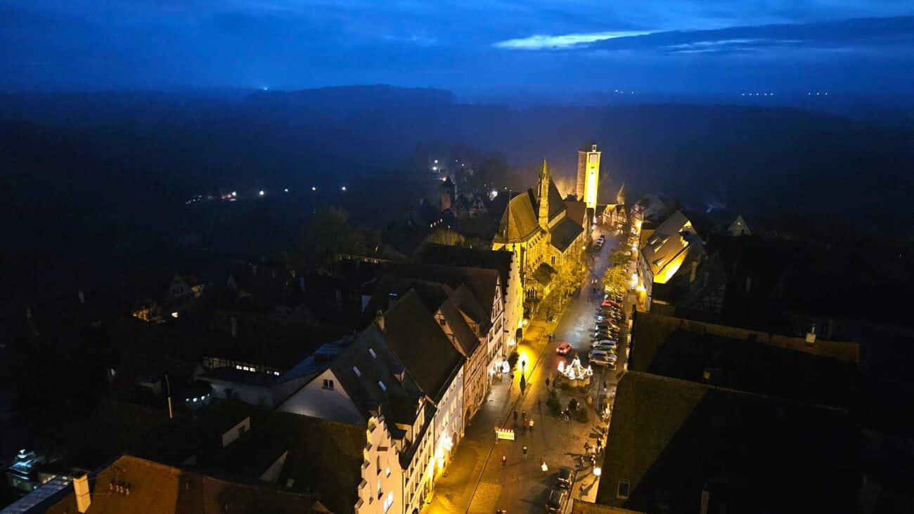 Blick vom Rathausturm auf die Altstadt von Rothenburg ob der Tauber in der blauen Stunde
