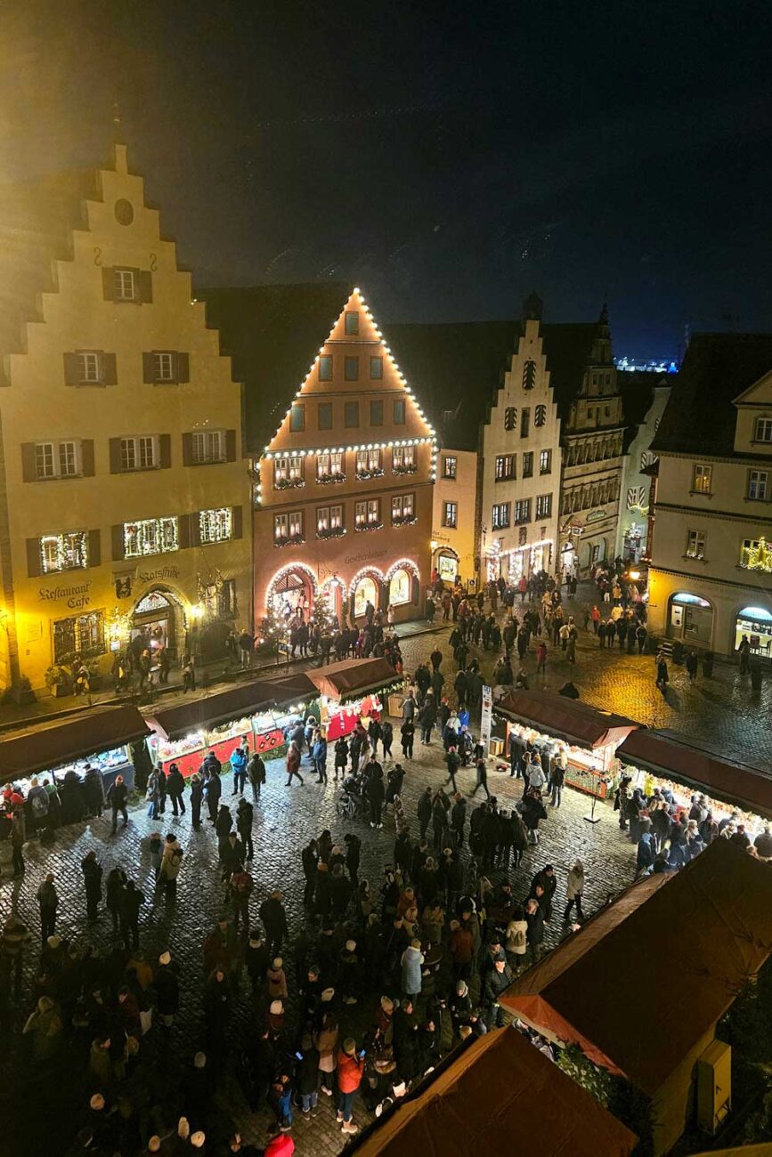 Reiterlesmarkt Rothenburg ob der Tauber mit beleuchteten Ständen und Fachwerkhäusern