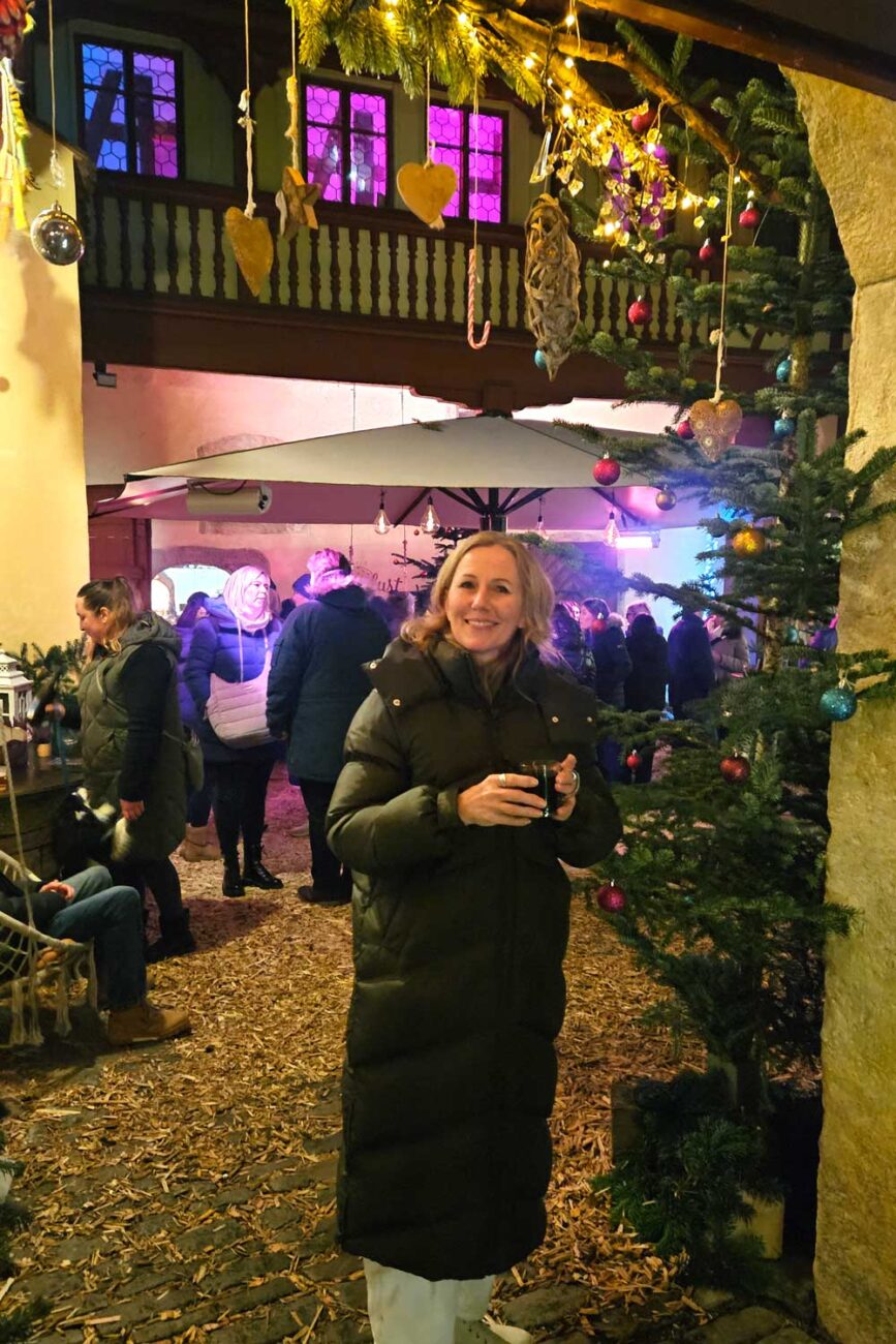 Winterluke im Café Lebenslust in Rothenburg ob der Tauber am Abend im Advent