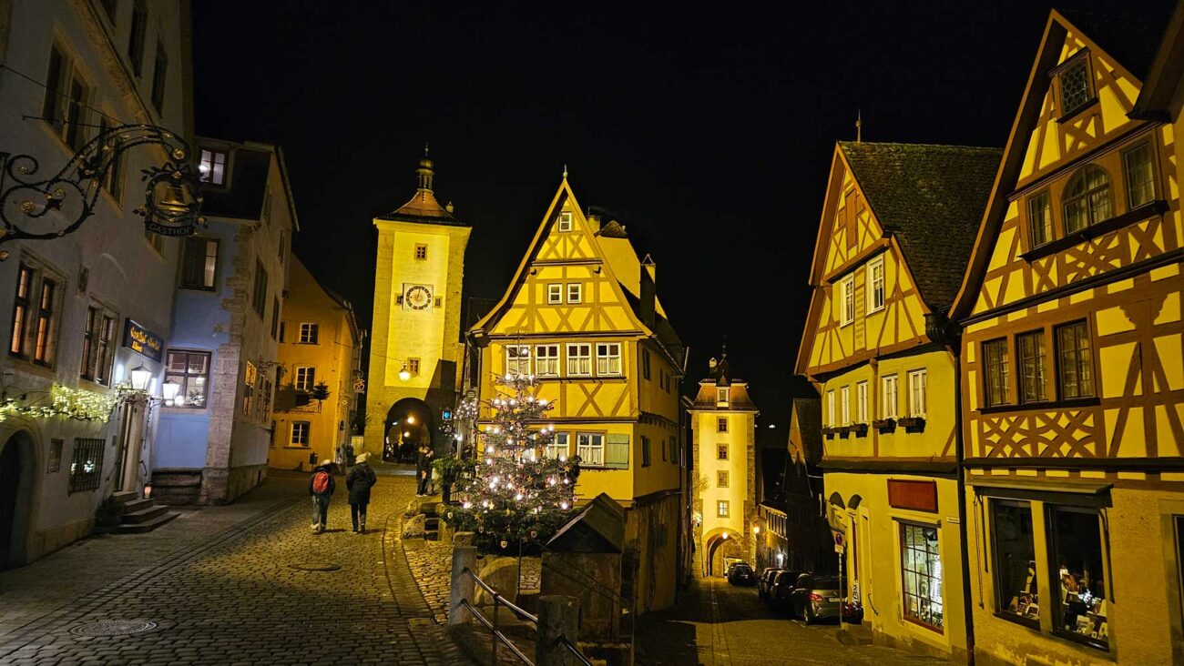 Plönlein in Rothenburg ob der Tauber bei Nacht mit Weihnachtsbaum im Advent