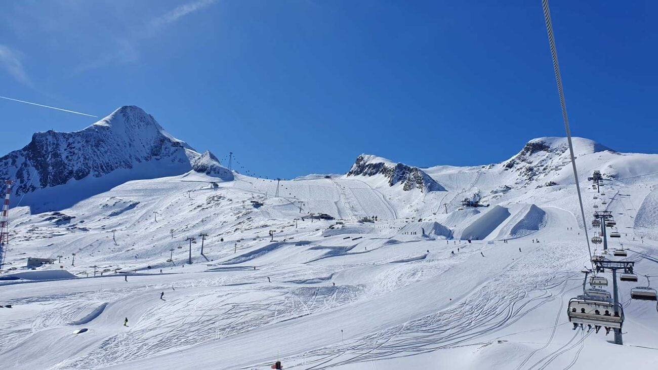 Skifahrer auf einem sonnigen Gletscher mit Schneesicherheit bis ins Frühjahr